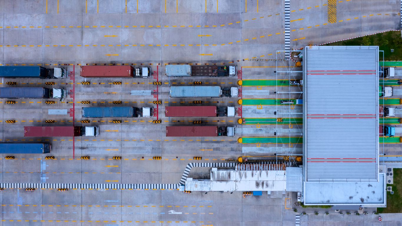 Ciężarówki przy rampach załadunkowych - transport drogowy Cargo Move