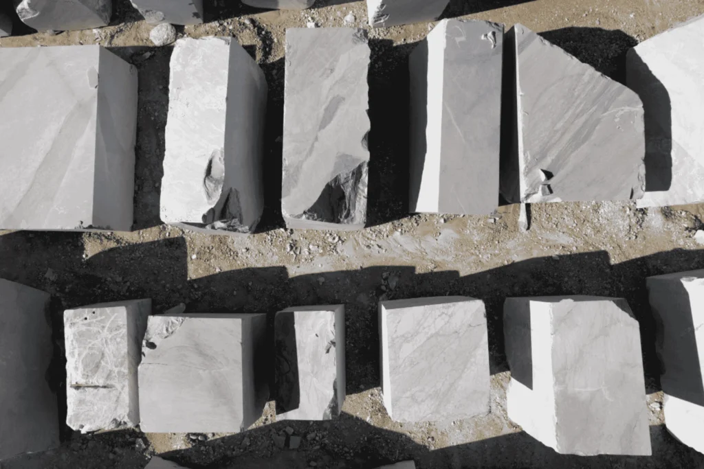 Read more about the article Cross-docking, bezpieczny przeładunek i magazynowanie kamienia naturalnego