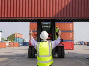 Cross docking - szybki przeładunek towaru bez magazynowania w centrum dystrybucyjnym