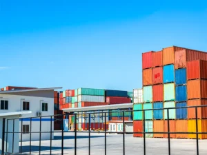 Depot kontenerowy - składowanie pustych kontenerów i obsługa techniczna w terminalu portowym