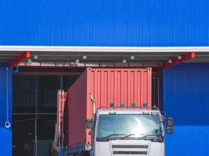 ETD Estimated Time of Departure - planowany czas wyjazdu lub wypłynięcia środka transportu z miejsca załadunku