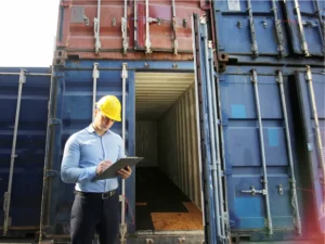 Rewizja celna - skanowanie i kontrola przesyłki przez urząd celny podczas odprawy