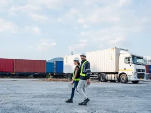 Transport intermodalny - kontener przeładowywany między statkiem, pociągiem i ciężarówką bez zmiany jednostki ładunkowej