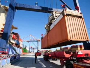 Transport kombinowany - kontenery przewożone koleją i statkiem z krótkim odcinkiem transportu drogowego