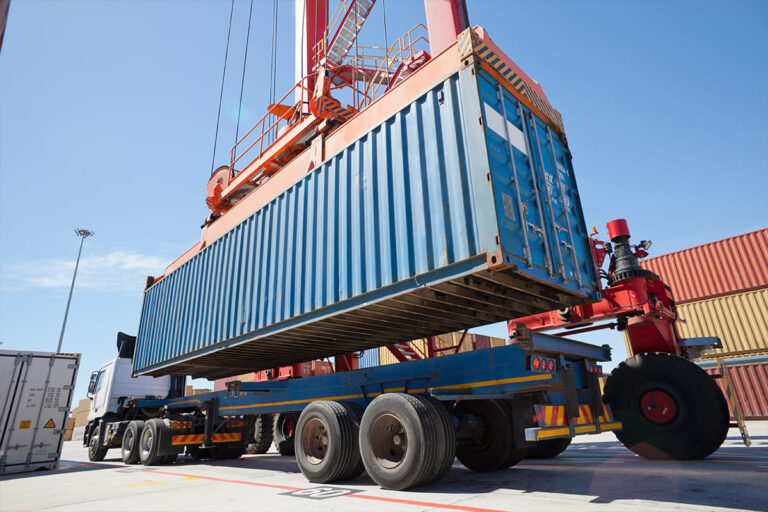 Read more about the article Więcej towaru w jednym transporcie. Jak short shipping obniża koszt przewozu ciężkich ładunków